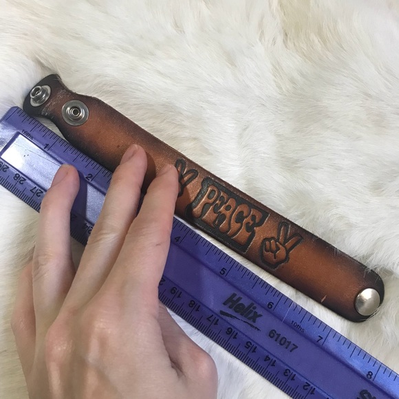 Carved Leather Peace Bracelet Brown language - Picture 5 of 7